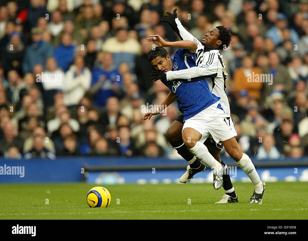 Soccer - FA Barclays Premiership - Everton contre Newcastle United - Goodison Park.Tim Cahill d'Everton est déposé par Celestine Babayaro, de Newcastle United Banque D'Images