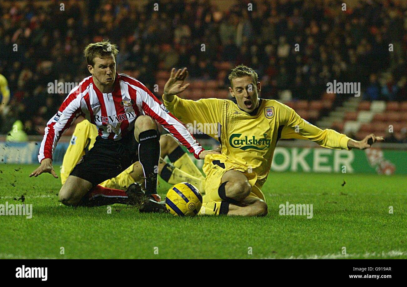 Peter Crouch de Liverpool descend dans la case de pénalité sous La pression de Steven Caldwell de Sunderland Banque D'Images Peter Crouch de Liverpool descend dans la case de pénalité sous La pression de Steven Caldwell de Sunderland Banque D'Images