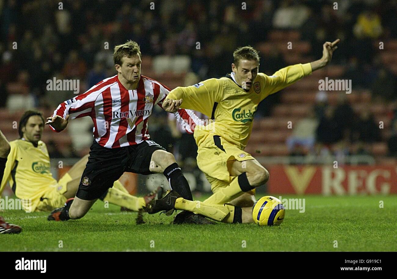 Football - FA Barclays Premiership - Sunderland / Liverpool - Stade de lumière.Peter Crouch de Liverpool est descendu dans la case de pénalité sous la pression de Steven Caldwell de Sunderland Banque D'Images