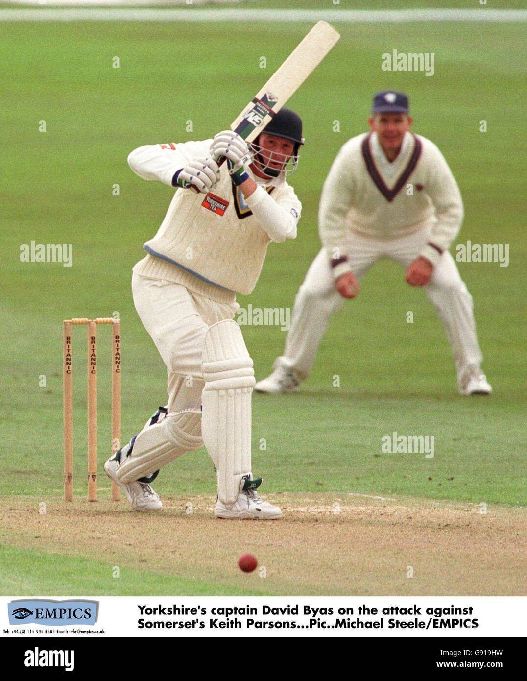 Cricket - Britannic assurance Championship - Yorkshire / Somerset.Le capitaine du Yorkshire, David Byas, a participé à l'attaque contre Keith Parsons de Somerset Banque D'Images