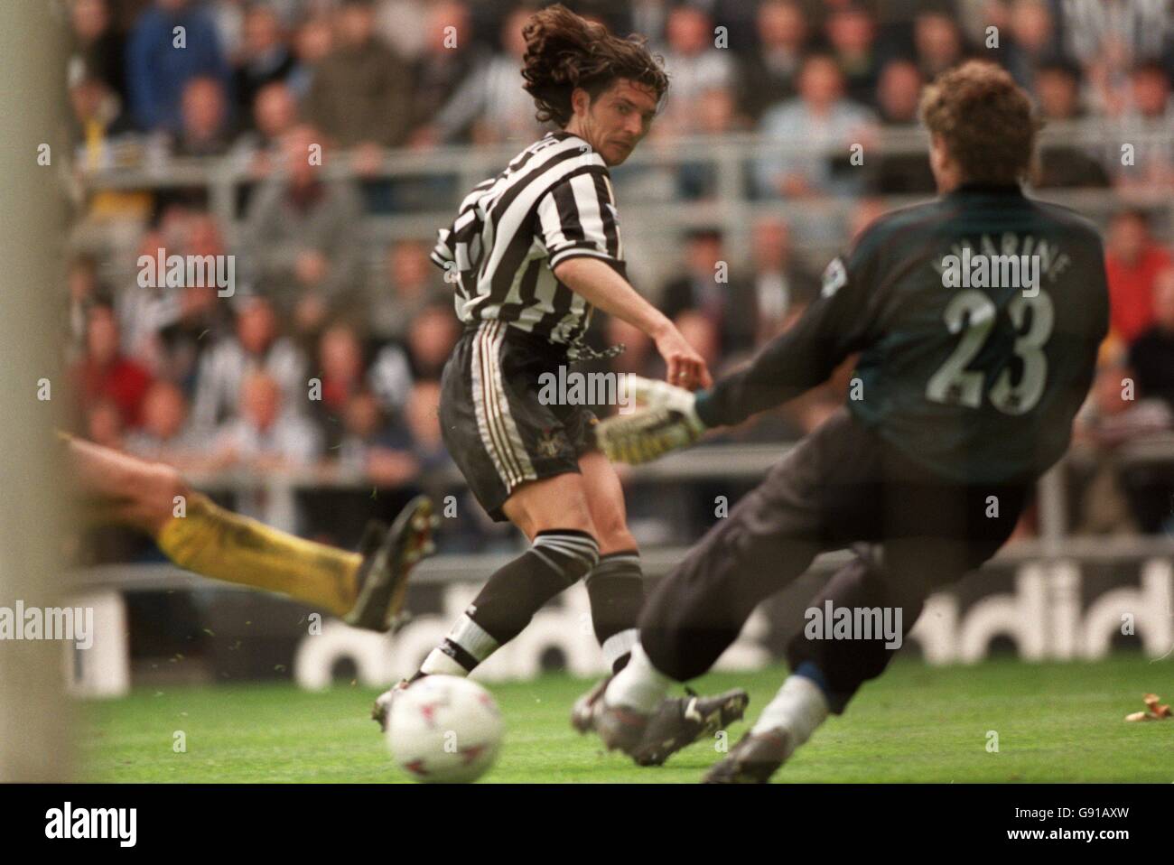 Soccer - FA Carling Premiership - Newcastle United / Chelsea.Le gardien de but de Chelsea Dmitri Kharine sauve un coup de feu de Newcastle United, Alessandro Pistone (L) Banque D'Images