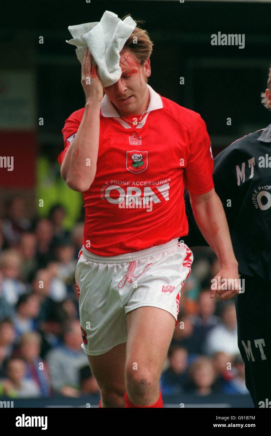 Soccer - FA Carling Premiership - Leicester City / Barnsley.Eric Tinkler de Barnsley est le plomb hors du champ avec une coupe à la tête Banque D'Images