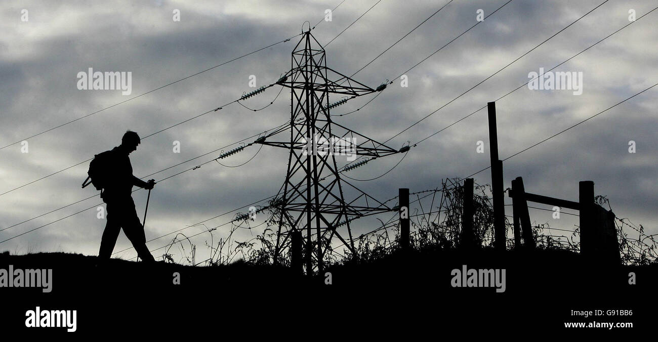 Un marcheur de colline monte au-dessus d'une clôture alors qu'il monte sur la colline de Dumyat près de Stirling mercredi 7 décembre 2005. Le groupe Stirling Before Pylons est contre la proposition de Scottish and Southernn Energy de remplacer les pylons existants par de nouveaux Pylons (qui seront la hauteur du Monument Wallace - deux fois et demie la hauteur des existants) le long de la route de Beauly et Denny. APPUYEZ SUR ASSOCIATION photo. Le crédit de Phot devrait se lire comme suit : Andrew Milligan/PA Banque D'Images