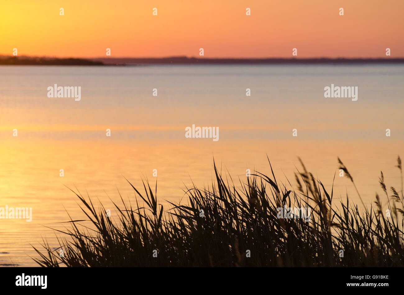 Soirée d'été au coucher du soleil avec des couleurs douces et de l'eau ciel Banque D'Images