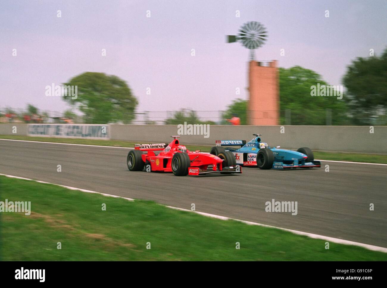 Course automobile Formula One - Grand Prix d'Espagne.Eddie Irvine (L) et Giancarlo Fisichella (R) se dirigent dans le premier tour côte à côte avant de heurter Banque D'Images