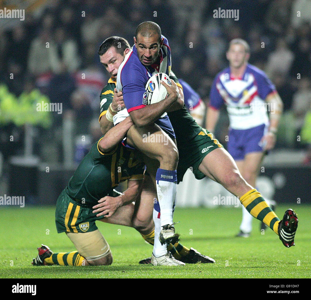 Le chev Walker (C) de la Grande-Bretagne est affronté lors du match des trois nations de Gillette contre l'Australie au KC Stadium, à Hull, le samedi 19 novembre 2005. APPUYEZ SUR ASSOCIATION photo. Le crédit photo devrait se lire: Martin Rickett/PA. ***- PAS D'UTILISATION DE TÉLÉPHONE MOBILE OU D'INTERNET JUSQU'À UNE HEURE APRÈS LA CONCLUSION DU JEU*** Banque D'Images