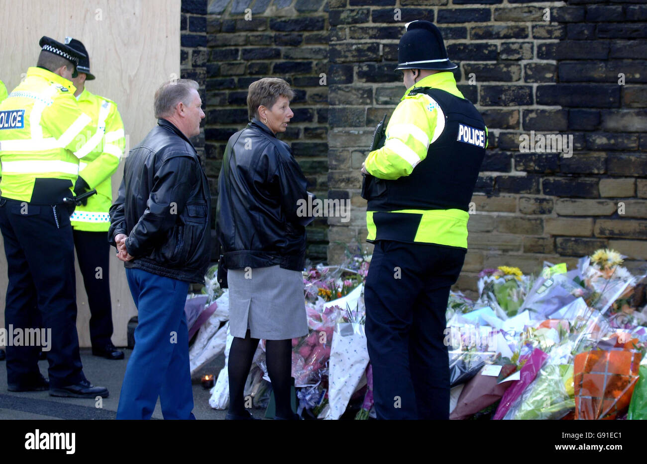 Le WPC Teresa Milburn, qui a été blessée lors de la fusillade de à Bradford, où la collègue du WPC Sharon Beshenivsky a été tuée, est poussée dans un fauteuil roulant par son mari Chris après avoir quitté l'hôpital Bradford dans le West Yorkshire, le dimanche 20 novembre 2005. Six personnes arrêtées dans le cadre de la fusillade ont été tenues hier dans une série de raids à travers Londres, moins de 24 heures après que PC Beshenivsky, âgé de 38 ans, ait été abattu par des voleurs dans le centre-ville de Bradford. Voir PA Story policier. APPUYEZ SUR ASSOCIATION PHOTOS. Le crédit photo devrait se lire: John Giles/PA Banque D'Images
