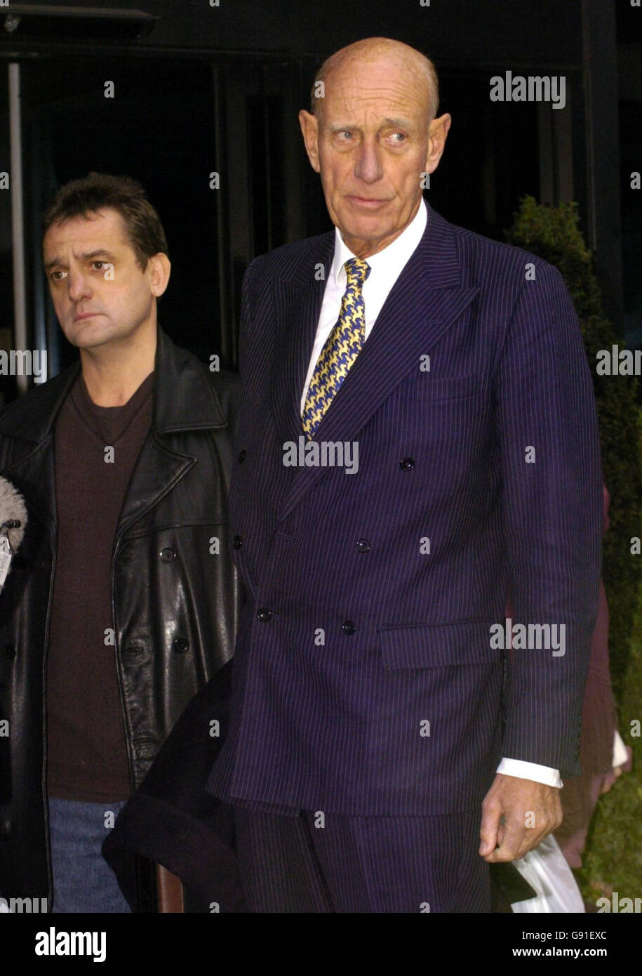 L'agent professionnel Phil Hughes (à gauche) et le professeur Roger Williams s'admment à la presse en attente devant le Cromwell Hospital de l'Ouest de Londres où le client de Williams, l'ancienne star du football George Best, est gravement malade, Londres le 21 novembre 2005.George Best ne peut pas continuer à survivre « jour après jour » sans montrer des signes d'amélioration, a déclaré aujourd'hui son médecin.L'homme de 59 ans est en soins intensifs depuis qu'il a été frappé par une infection pulmonaire.Voir PA Story FOOTBALL Best.APPUYEZ SUR ASSOCIATION photo.Le crédit photo devrait se lire : Andrew Stuart/PA Banque D'Images