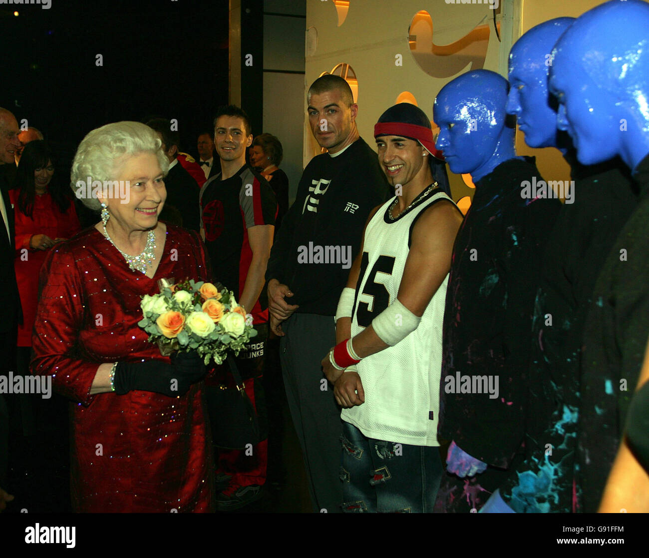 La reine Elizabeth II de Grande-Bretagne rencontre le Blue Man Group après la Royal Variety Performance, le lundi 21 novembre 2005 au Wales Millennium Centre de Cardiff. Voir PA Story SHOWBIZ Variety. APPUYEZ SUR ASSOCIATION photo. Le crédit photo devrait se lire: Austin Hargrave/Daily Mirror/PA/NPA Pool Banque D'Images