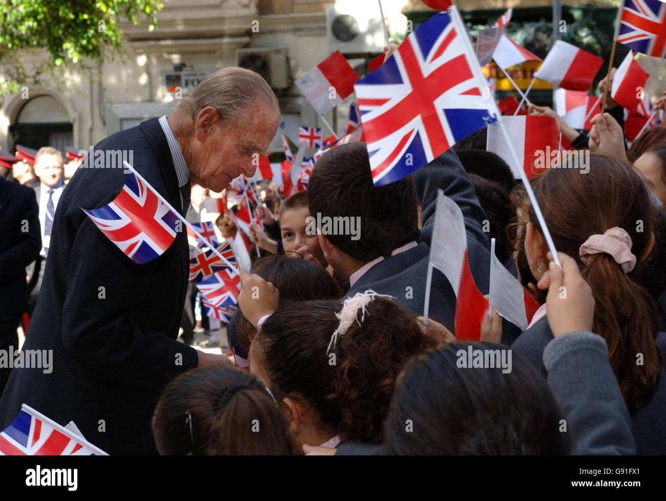 Le duc d'Édimbourg arrive à un accueil d'écoliers lors d'une visite à Gozo dans le cadre de la visite d'État à Malte, le vendredi 25 novembre 2005. L'excursion d'une journée en solo de Philip inclut une visite des temples mégalithiques de Ggantija qui ont été construits autour de 3 600 av. J.-C. et qui ont précédé les pyramides. Gozo est plus calme et un tiers de la taille de son île sœur Malte, avec une population de seulement 35,000. Voir PA Story ROYAL Malta. APPUYEZ SUR ASSOCIATION photo. Le crédit photo devrait se lire comme suit : Fiona Hanson/PA Banque D'Images