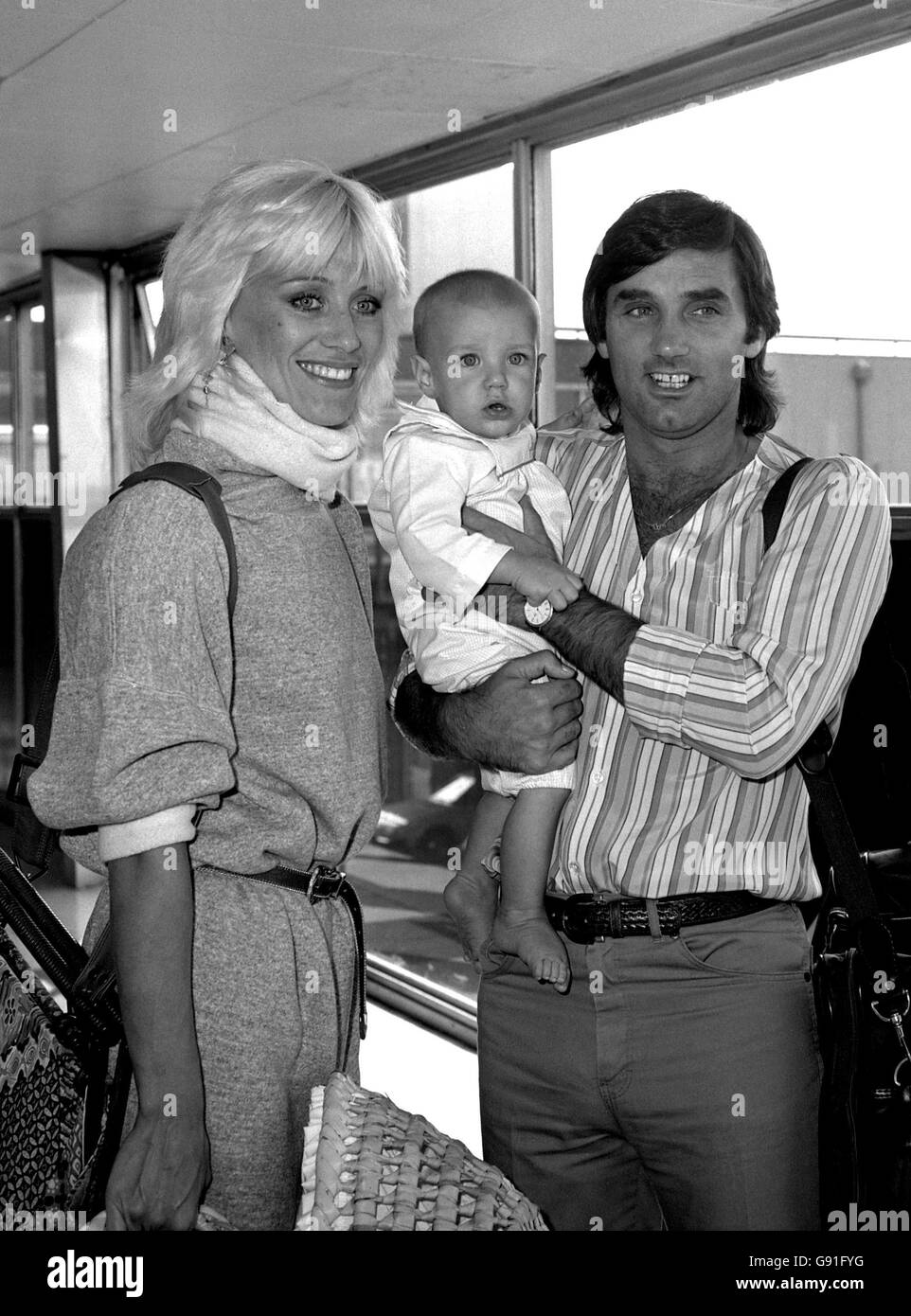 L'ancienne superstar du football, George Best et sa femme Angie, avec leur fils, Callum, à l'aéroport d'Heathrow quand ils sont arrivés de Los Angeles. Banque D'Images