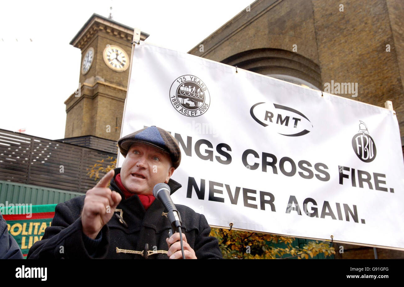 Le secrétaire général du syndicat des chemins de fer maritimes et des transports, Bob Crow, s'adresse à un rassemblement devant la gare de Kings Cross, dans le nord de Londres, le samedi 26 novembre 2005. Les travailleurs ferroviaires et les pompiers ont Uni leurs forces aujourd'hui pour exprimer leur opposition à des projets de modification des règlements de sécurité introduits après l'incendie de la Croix du Roi en 1987, au cours duquel 31 personnes sont mortes. Voir PA Story INDUSTRY Fire. APPUYEZ SUR ASSOCIATION photo. Le crédit photo devrait se lire : John Stillwell/PA. Banque D'Images