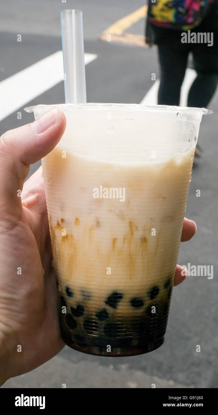 La savoureuse boisson taïwanaise bubble tea (thé au lait) à Pearl Street market alimentaire à Taipei, Taiwan. Banque D'Images