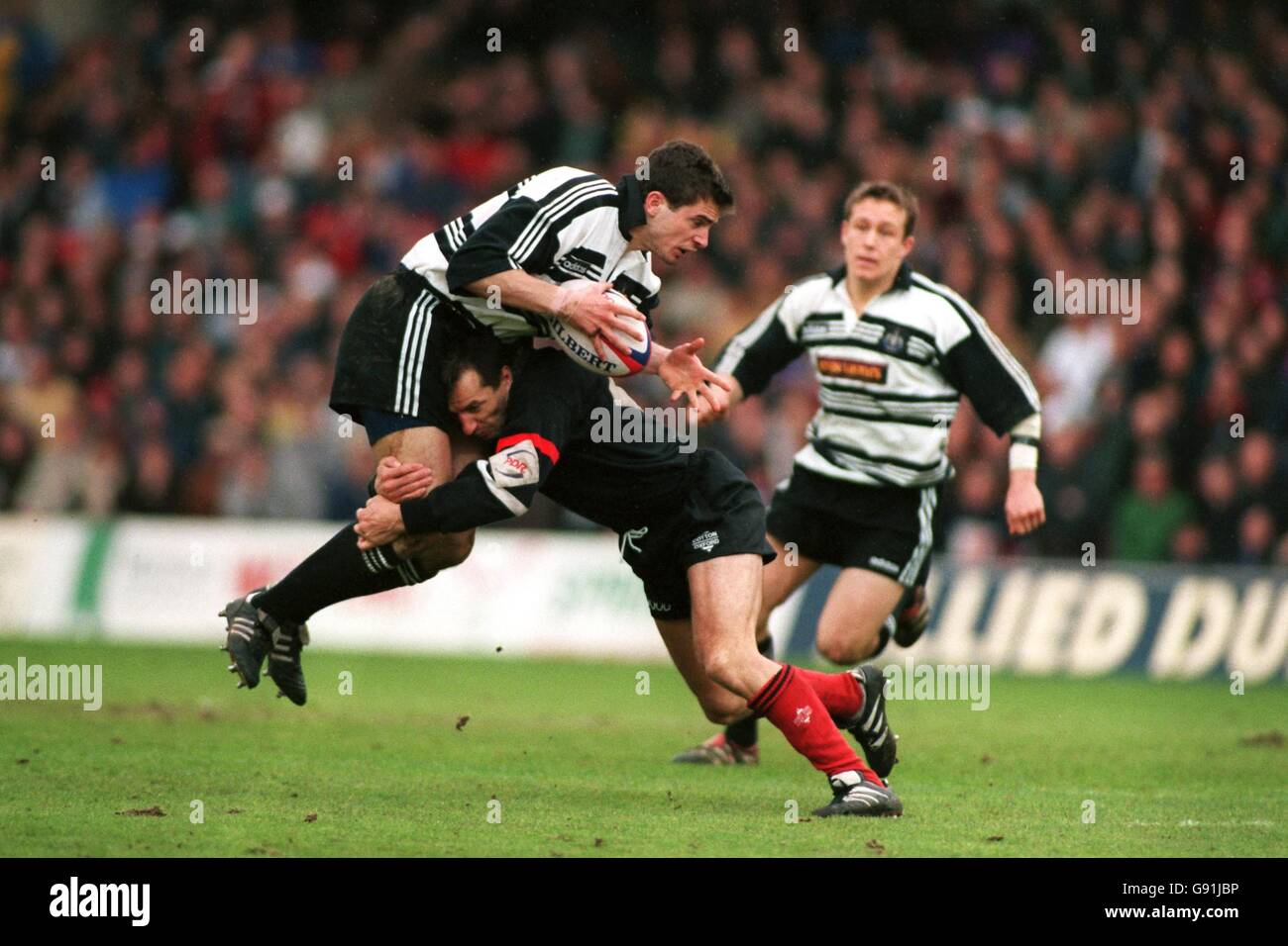 Rugby Union - Allied Dunbar Premiership - Saracens / Newcastle.Stuart Legg (à gauche) de Newcastle est abordé par Philippe Sella (à droite) de Saracens Banque D'Images