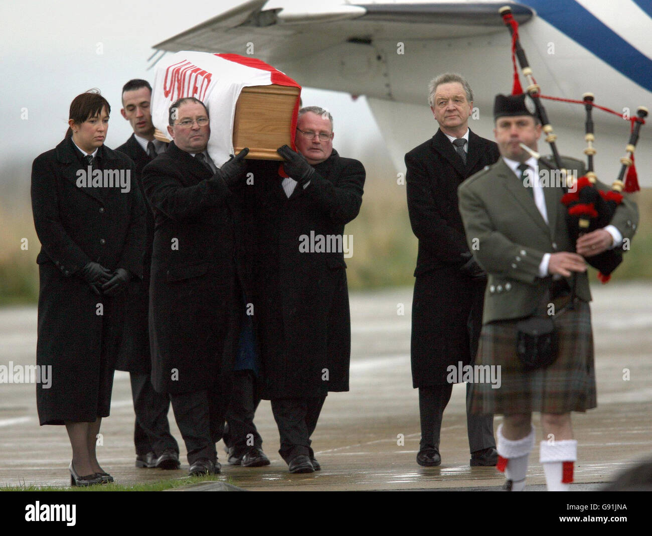 Le cercueil de George Best arrive à la RAF Aldergrove à Co.Antrim, vendredi 2 décembre 2005, avant les funérailles de demain, au cours desquelles l'ancien ace de Manchester United sera envoyé comme un enterrement d'État.Des stars du football, passées et présentes, assisteront à la cérémonie dans les édifices du Parlement de Stormont, avant que le cortège ne se rend au cimetière de Roselawn où il sera mis à pied pour se reposer aux côtés de sa mère, Ann.Voir PA Story DEATH Best.APPUYEZ SUR ASSOCIATION photo.Crédit photo devrait se lire: Paul Faith/PA Pool. Banque D'Images