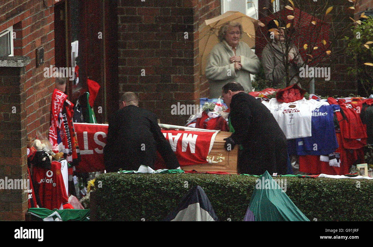 Les preneurs de fonds apportent le cercueil de George Best dans la maison de famille sur le domaine de Creagh à Belfast, vendredi 2 décembre 2005, avant les funérailles de demain, dans lesquelles l'ancien ace de Manchester United sera envoyé comme un enterrement d'État.Des stars du football, passées et présentes, assisteront à la cérémonie dans les édifices du Parlement de Stormont, avant que le cortège ne se rend au cimetière de Roselawn où il sera mis à pied pour se reposer aux côtés de sa mère, Ann.Voir PA Story DEATH Best.APPUYEZ SUR ASSOCIATION photo.Le crédit photo devrait se lire comme suit : Niall Carson/PA. Banque D'Images