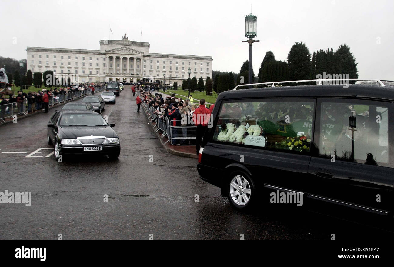 Le cercueil de George Best quitte Stormont à Belfast, le samedi 3 décembre 2005. Le monde du football payait aujourd'hui ses derniers égards, car Best, l'un des plus grands joueurs de l'histoire, a été mis au repos. BEST, 59 ans, est décédé vendredi dernier à l'hôpital Cromwell de Londres. Voir PA Story FUNÉRAILLES Best. APPUYEZ SUR ASSOCIATION photo. Le crédit photo devrait se lire : Andrew Parsons/WPA/PA. Banque D'Images