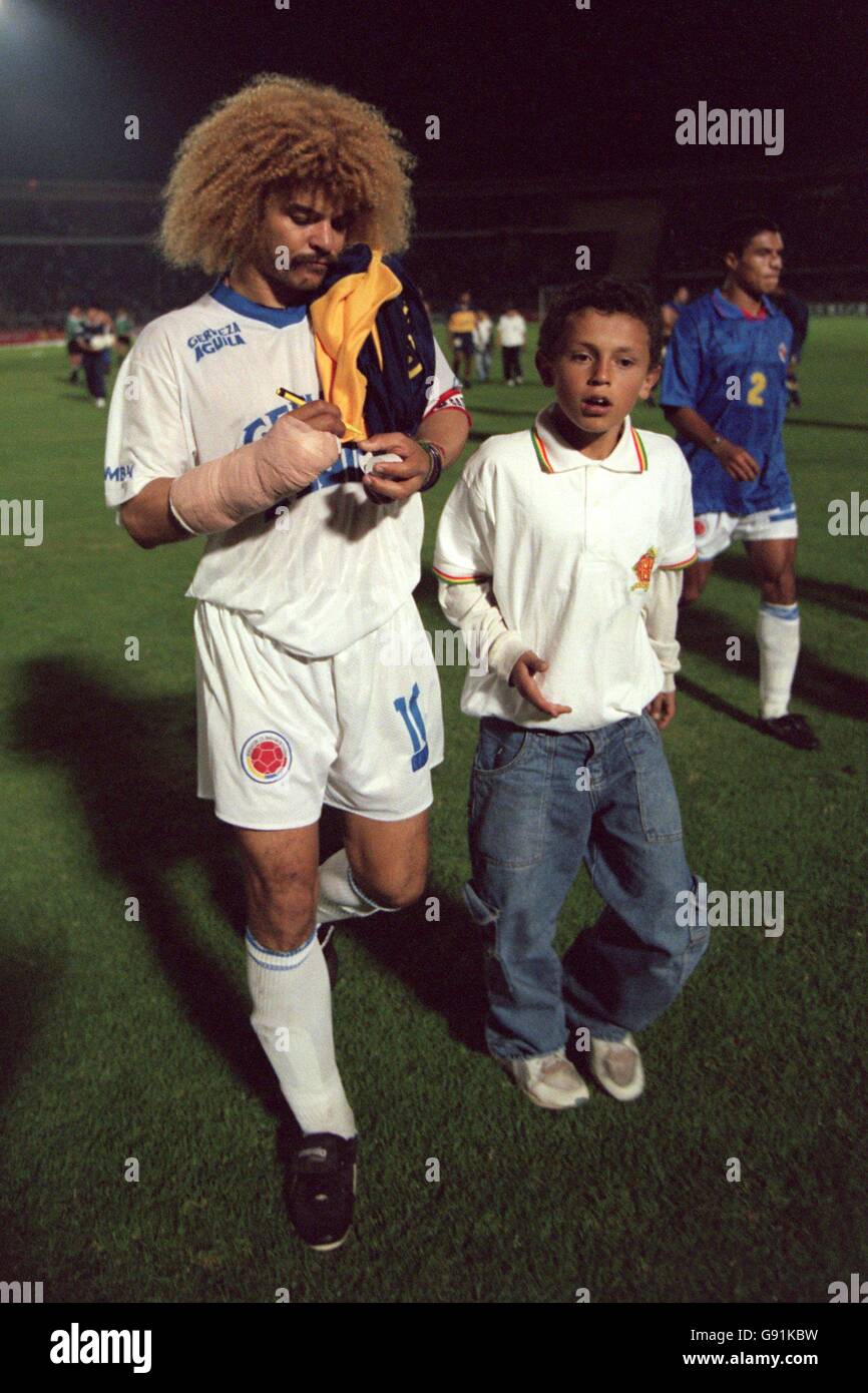 Le capitaine colombien Carlos Valderrama signe un autographe après le match Banque D'Images