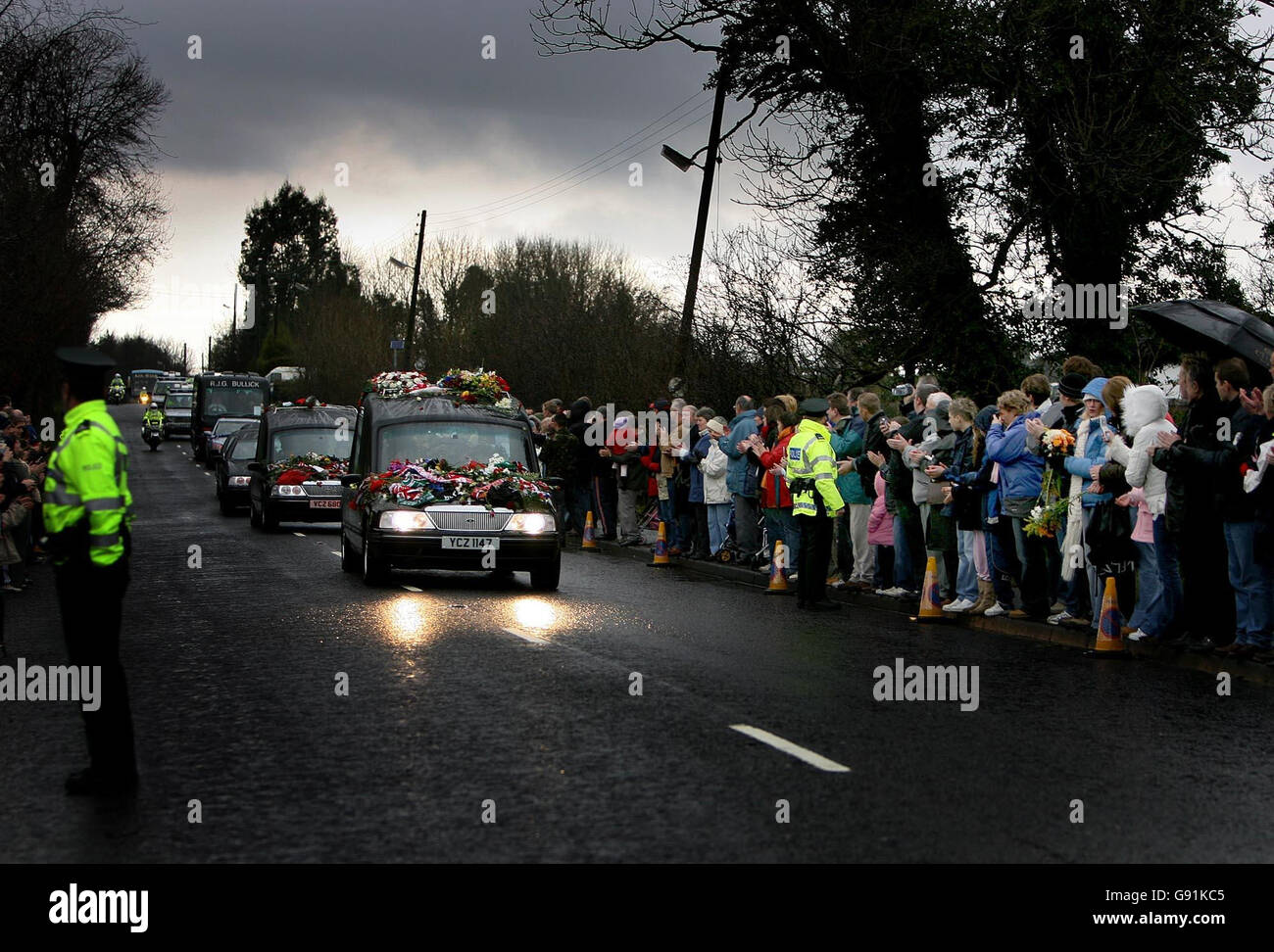 Le cercueil de George Best entre au cimetière de Roselawn à Ballygowan à Belfast, le samedi 3 décembre 2005. Le monde du football payait aujourd'hui ses derniers égards, car Best, l'un des plus grands joueurs de l'histoire, a été mis au repos. BEST, 59 ans, est décédé vendredi dernier à l'hôpital Cromwell de Londres. Voir PA Story FUNÉRAILLES Best. APPUYEZ SUR ASSOCIATION photo. Le crédit photo devrait se lire : Julien Behal/PA. Banque D'Images