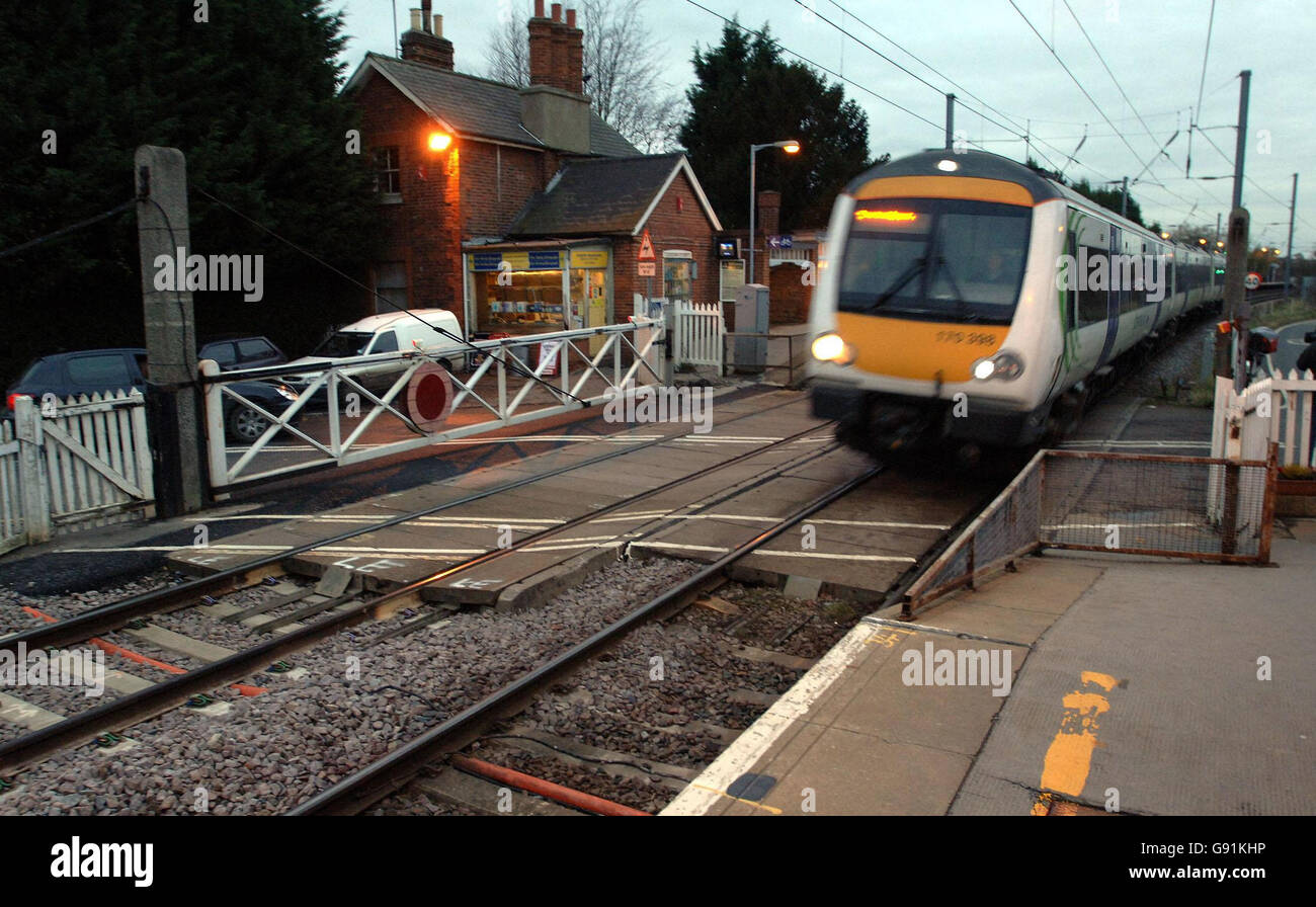 Le passage à niveau de la gare d'Elsenham, où 2 filles ont été tuées, samedi 3 décembre 2005. L'accident s'est produit vers 10h45 au croisement à côté de la gare d'Essex, a déclaré un porte-parole. Les filles ont été frappées par le train Central 7.24 de Birmingham New Street à l'aéroport de Stansted Voir PA Story RAIL Girls. APPUYEZ SUR ASSOCIATION photo. Le crédit photo devrait se lire : John Stillwell/PA Banque D'Images