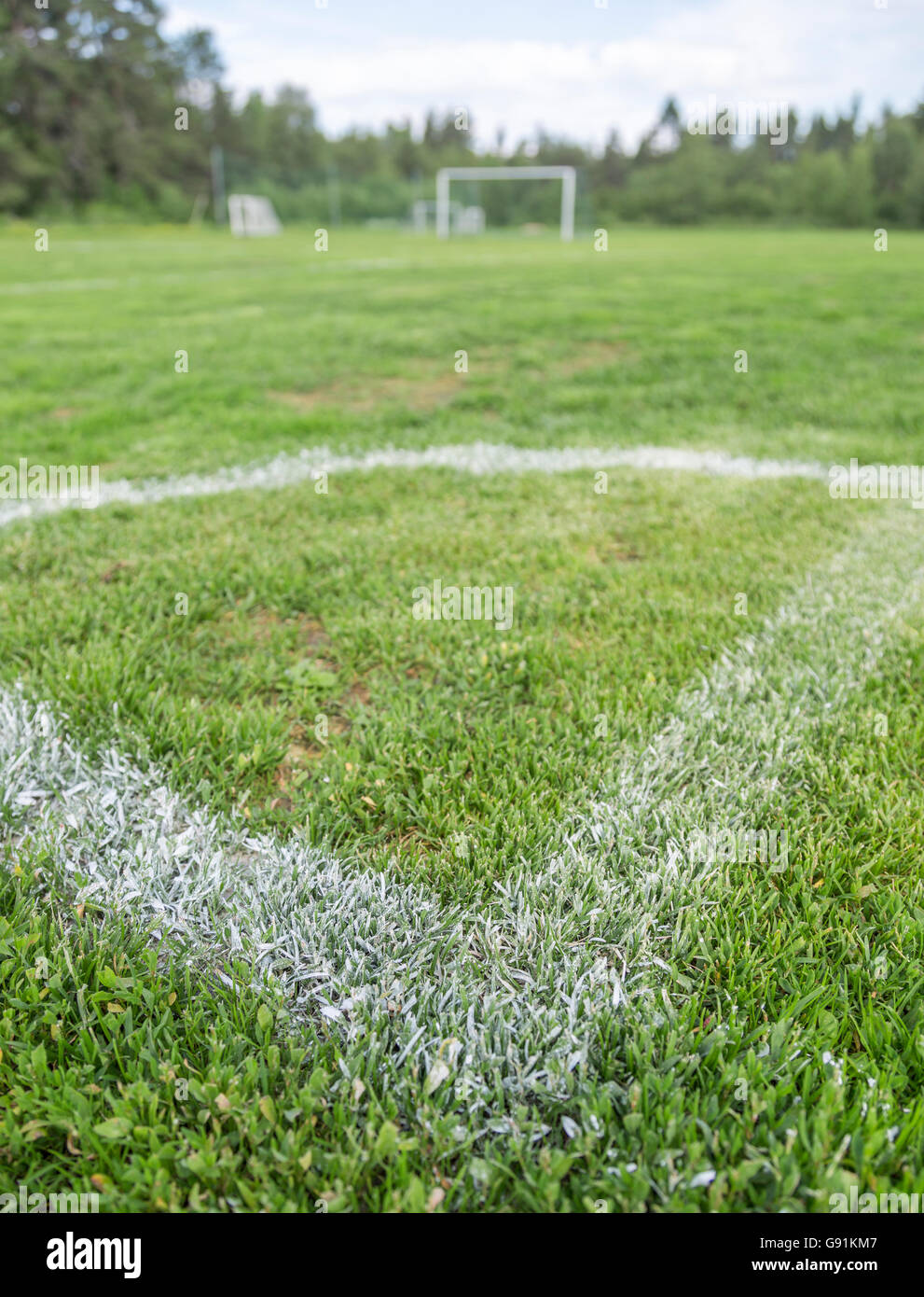 Coin de terrain de football avec des buts de soccer à l'arrière-plan. Banque D'Images