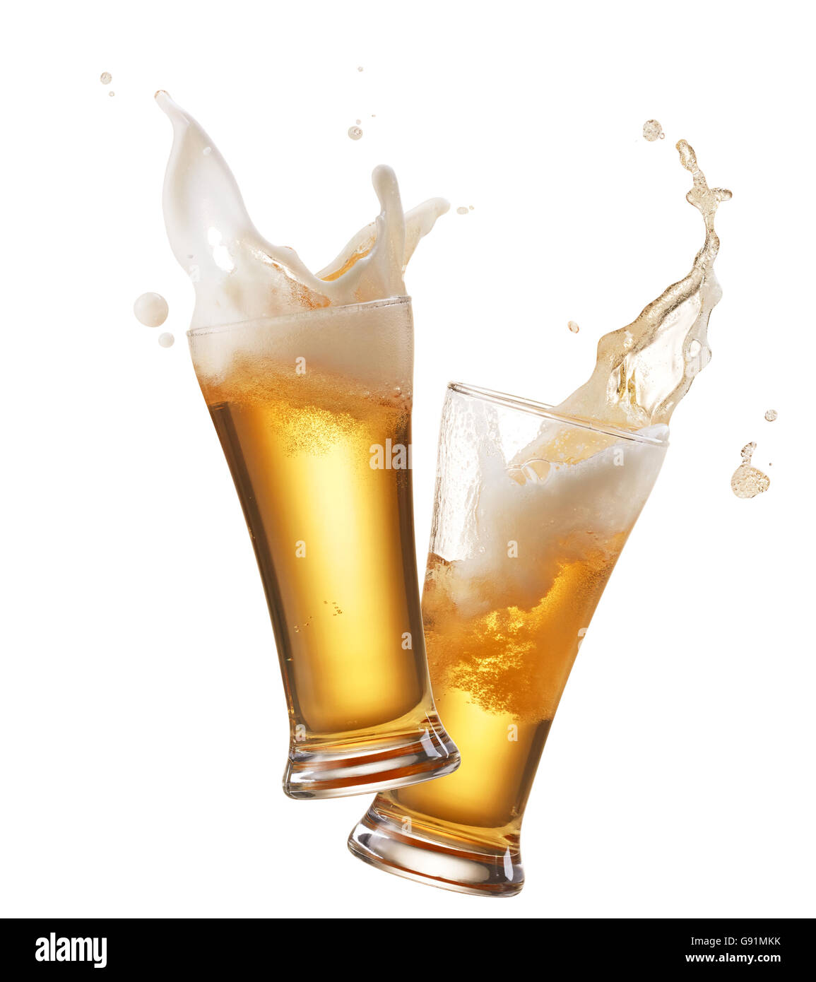 Deux verres de bière toasting créer splash Banque D'Images