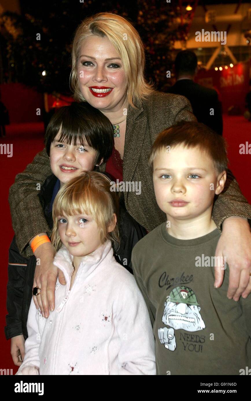 Kim Wilde et la famille assister à la soirée au célèbre "terre", comme le parc des expositions Earls Court se transforme en un parc à thème de fête magique, Earls Court 2, à l'ouest de Londres, le mercredi 7 novembre 2005. ASSOCIATION DE PRESSE Photo. Crédit photo doit se lire : Jane Mingay/PA Banque D'Images