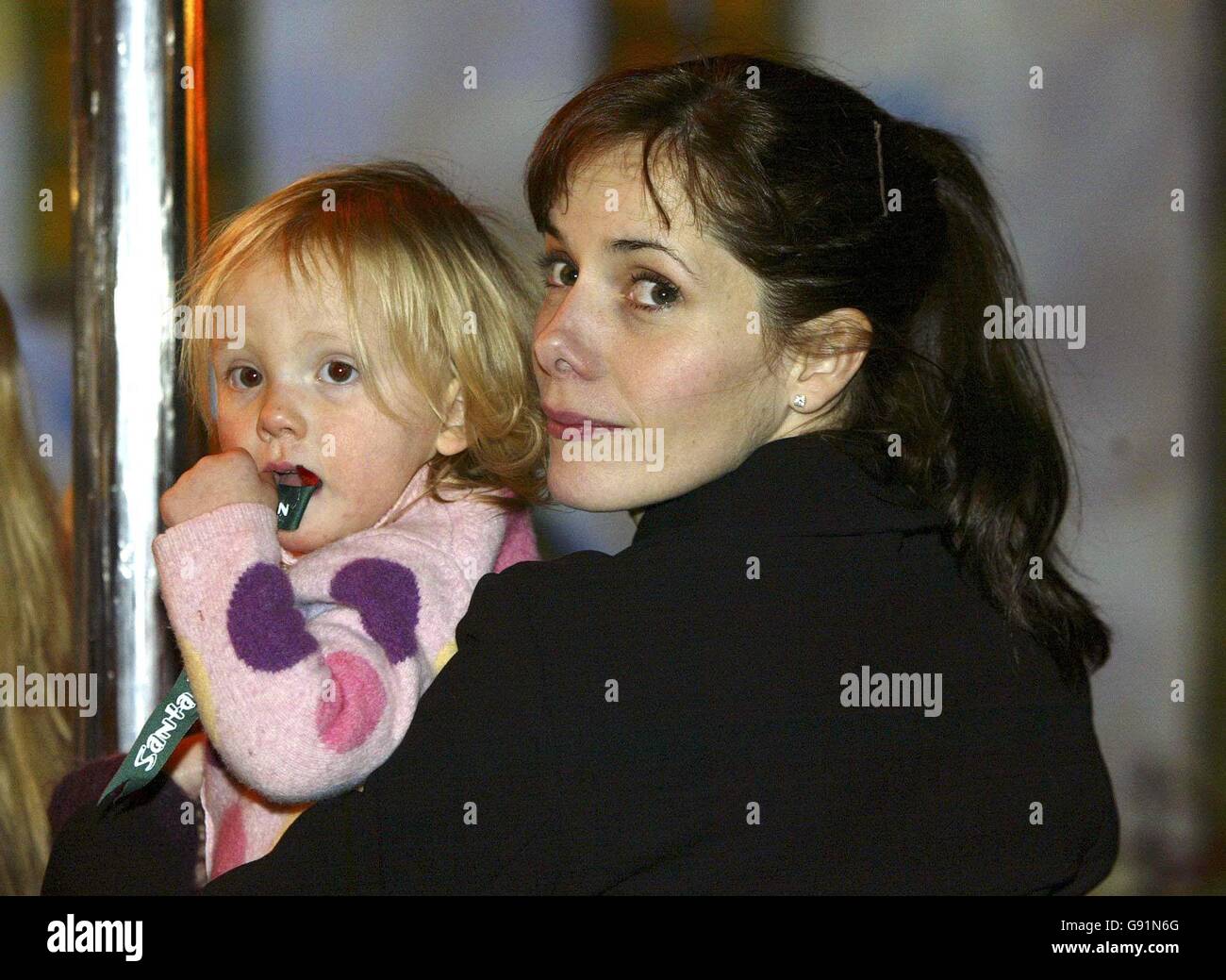 Darcey Bussell et sa fille assister à la soirée au célèbre "terre", comme le parc des expositions Earls Court se transforme en un parc à thème de fête magique, Earls Court 2, à l'ouest de Londres, le mercredi 7 novembre 2005. ASSOCIATION DE PRESSE Photo. Crédit photo doit se lire : Jane Mingay/PA Banque D'Images
