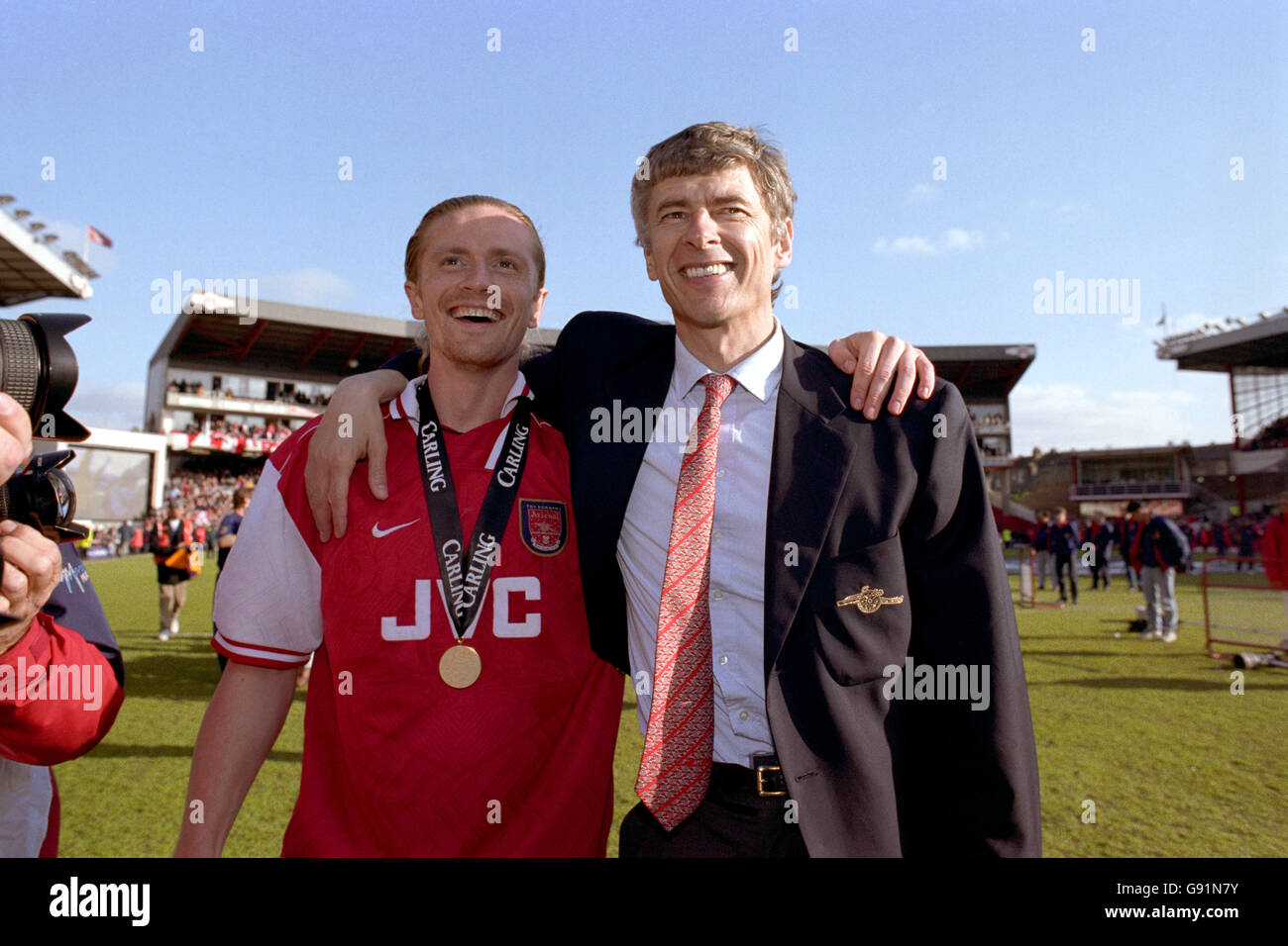 emmanuel petit (à gauche) de l-r Arsenal et Arsene Wenger, gestionnaire d'Arsenal (À droite) fêtez la victoire de FA Carling Premiership Banque D'Images