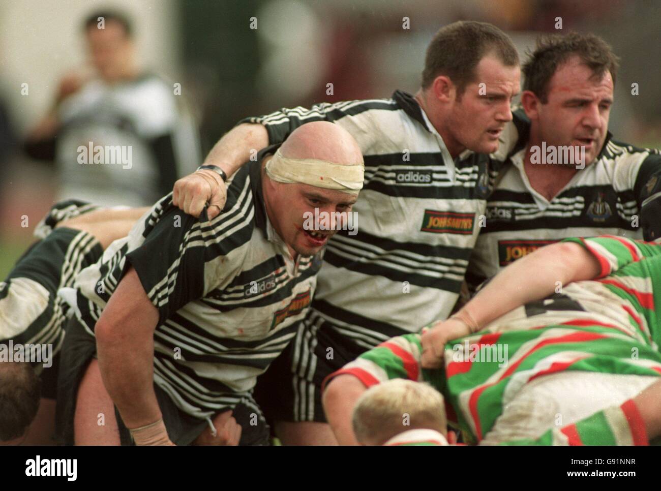 Paul Van-Zandvliet de Newcastle (groupe blanc) qui plus tôt a été vu pour avoir mordu l'oreille de Neil Retour Banque D'Images