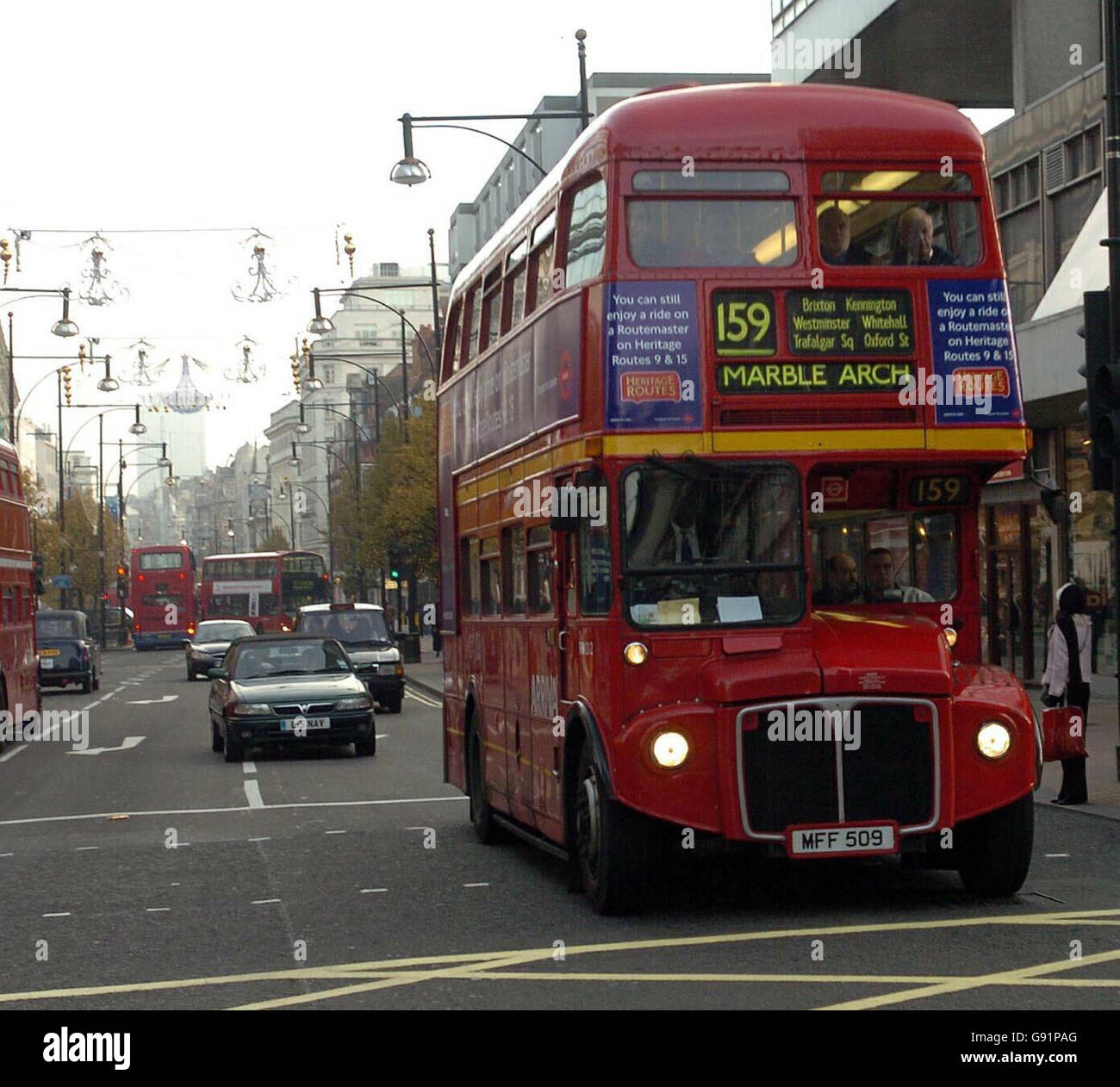 Un bus numéro 159 Routemaster se rend à Oxford Street à Londres, le vendredi 9 décembre 2005. Le dernier Routemaster à opérer dans le cadre d'un service régulier normal fonctionnera sur la route 159, à partir juste après midi près de Marble Arch dans Oxford Street et se terminant un peu plus d'une heure plus tard au garage Brixton dans le sud de Londres. Voir PA Story TRANSPORT Routemaster. APPUYEZ SUR ASSOCIATION photo. Le crédit photo devrait se lire : Michael Stephens/PA Banque D'Images