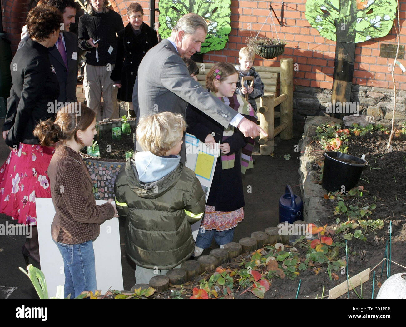 Le Prince de Galles rencontre des élèves lors d'une visite dans le potager de l'école primaire de Hotwells, Bristol, le lundi 12 décembre 2005.Le Prince a visité aujourd'hui l'école primaire pionnière de Bristol qui produit ses propres repas biologiques.L'école encourage les enfants à cultiver leurs propres fruits et légumes dans le jardin de l'école.Ces friandises fraîches et faites maison sont ensuite utilisées comme ingrédients pour les dîners scolaires des jeunes.Voir PA Story ROYAL Charles.APPUYEZ SUR ASSOCIATION photo.Le crédit photo devrait se lire: Tim Ockenden/PA. Banque D'Images