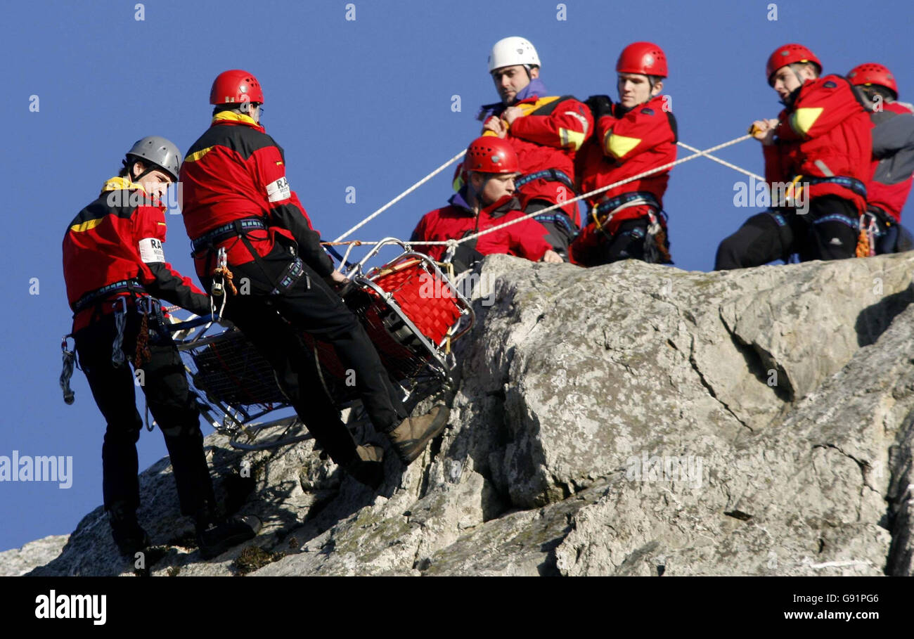 Le Prince William (à gauche) effectue un sauvetage de montagne factice, descendant un front de roche et guidant un brancard à la sécurité, lundi 12 décembre 2005.Le roi de 23 ans, entorqué dans un casque gris, fit sa descente contrôlée dans la chute précaire de 200 pieds pour se stabiliser.Voir PA Story ROYAL William.APPUYEZ SUR ASSOCIATION photo.Le crédit photo devrait se lire : Phil Noble/PA. Banque D'Images