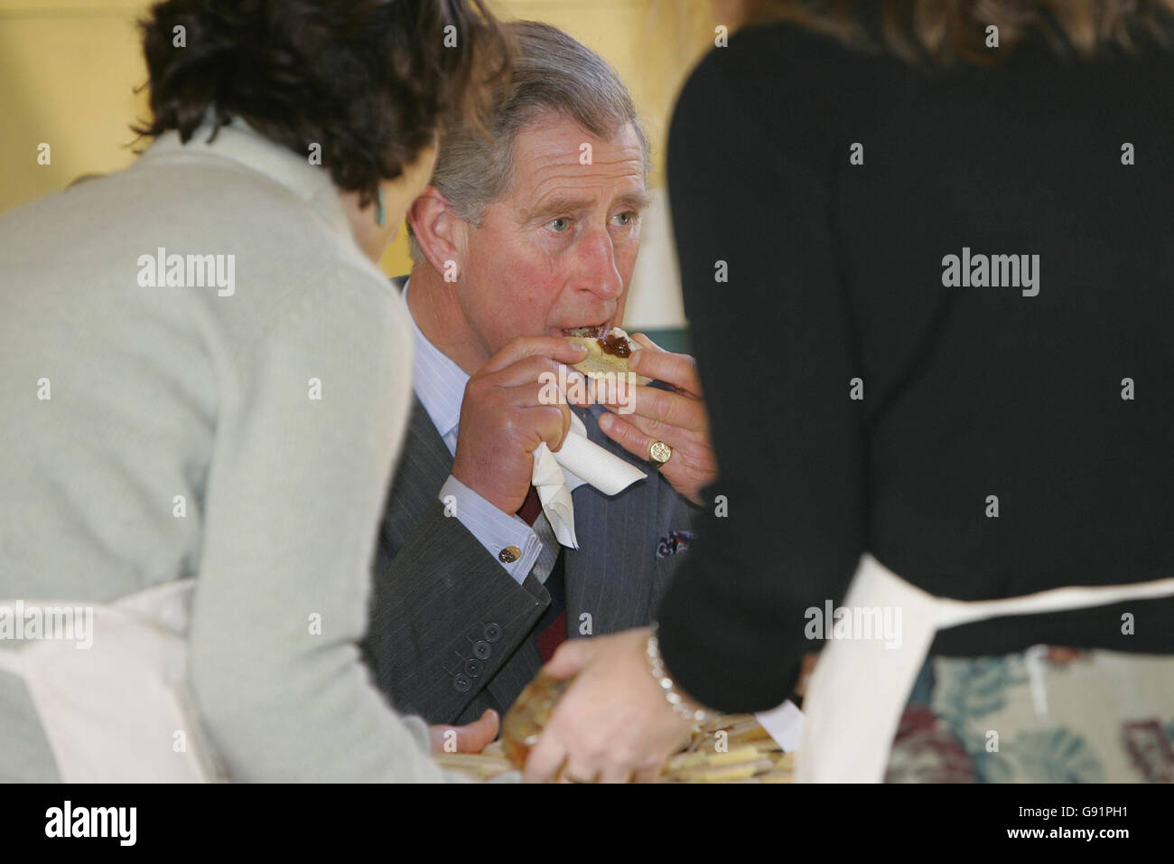 Le Prince de Galles goûte un chutney de tomates vertes lors d'une visite à l'école primaire de Hotwells, Bristol, le lundi 12 décembre 2005. Le Prince a visité aujourd'hui l'école primaire pionnière de Bristol qui produit ses propres repas biologiques. L'école encourage les enfants à cultiver leurs propres fruits et légumes dans le jardin de l'école. Ces friandises fraîches et faites maison sont ensuite utilisées comme ingrédients pour les dîners scolaires des jeunes. Voir PA Story ROYAL Charles. APPUYEZ SUR ASSOCIATION photo. Le crédit photo devrait se lire: Tim Ockenden/PA. Banque D'Images