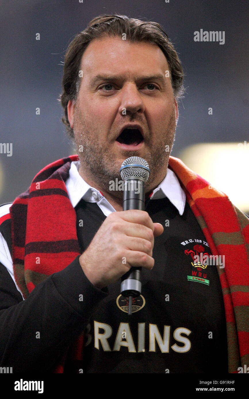 Rugby Union - Invesco Perpetual automne Series 2006 - pays de Galles / Australie - Millennium Stadium. Bryn Terfel chante l'hymne national pour le pays de Galles Banque D'Images