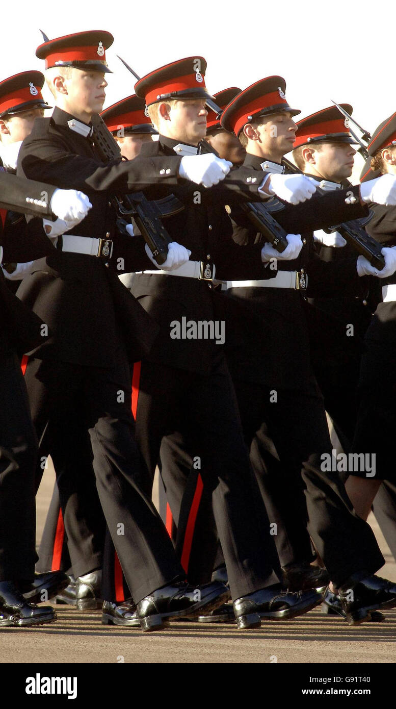 Le Prince Harry (au centre) marche dans sa première Parade de Sovereign avec d'autres cadets de Sandhurst au collège militaire de Camberley, Surrey. Banque D'Images