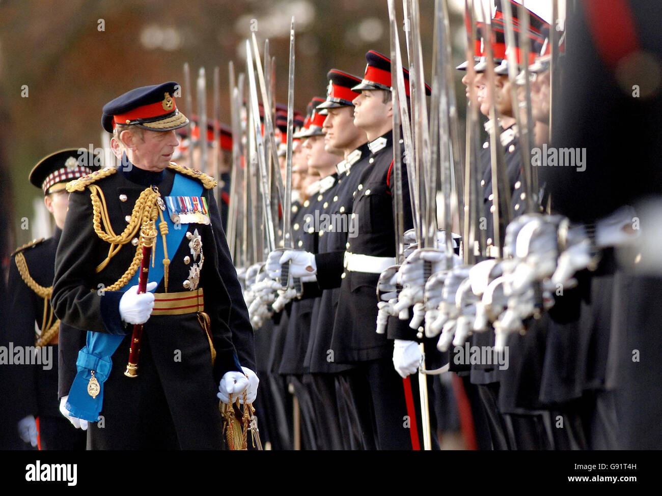 Le duc de Kent inspecte les cadets qui passent sur le terrain du défilé au Collège militaire de Camberley Surrey, le vendredi 16 décembre 2005. Il y a trois défilés souverains par an. Maintenant, Harry est dans son deuxième mandat, il est en mesure de prendre part à cet affichage pour la première fois. Voir l'histoire de l'AP, ROYAL Harry. APPUYEZ SUR ASSOCIATION photo. Le crédit photo devrait se lire : John Stillwell/PA. Banque D'Images