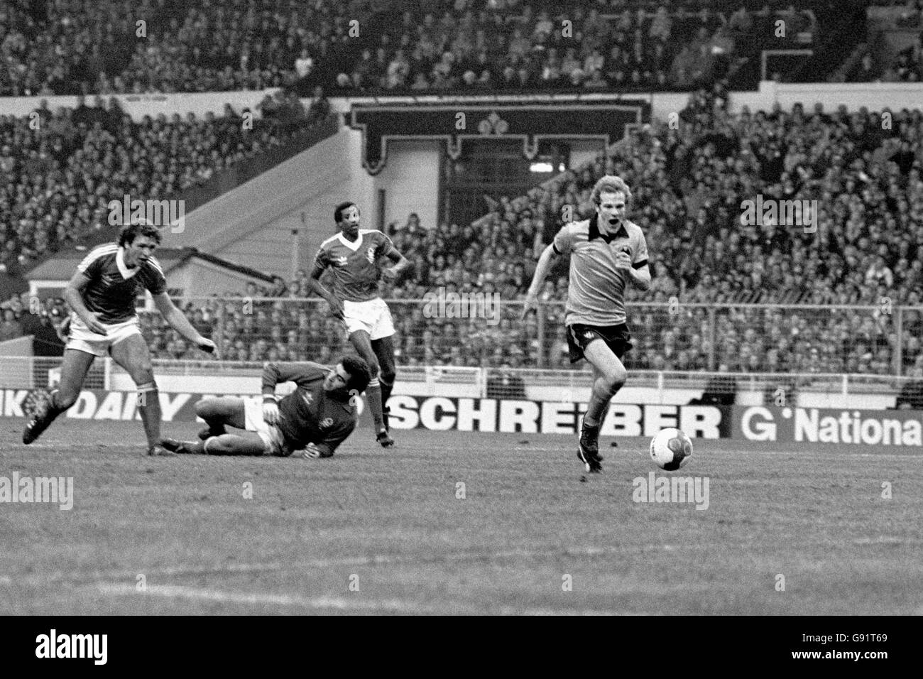 Andy Gray fait le maximum d'un mélange entre Nottingham David Needham et Peter Shilton de Forest pour marquer le seul But du jeu à remettre à la coupe de la Ligue Wolverhampton Wanderers Banque D'Images