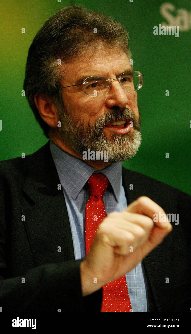 Le président de Sinn Fein, Gerry Adams, prend la parole lors d'une conférence de presse à Dublin après l'expulsion du chef de l'administration du parti, Denis Donaldson, le vendredi 16 décembre 2005. Sinn Fein a annoncé aujourd'hui que M. Donaldson, âgé de 55 ans, avait été chargé de quitter le parti après qu'Adams ait prétendu qu'il travaillait comme agent britannique. Voir l'histoire de PA ULSTER Spy. APPUYEZ SUR ASSOCIATION photo. Le crédit photo devrait se lire comme suit : Niall Carson /PA. Banque D'Images