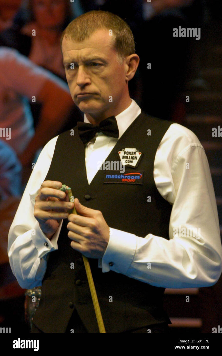 Steve Davis en action contre Stephen Hendry lors de la demi-finale du championnat britannique Travis Perkins au Barbican Centre, York, le vendredi 16 décembre 2005. APPUYEZ SUR ASSOCIATION photo. Le crédit photo devrait se lire : Alistair Wilson/PA. Banque D'Images