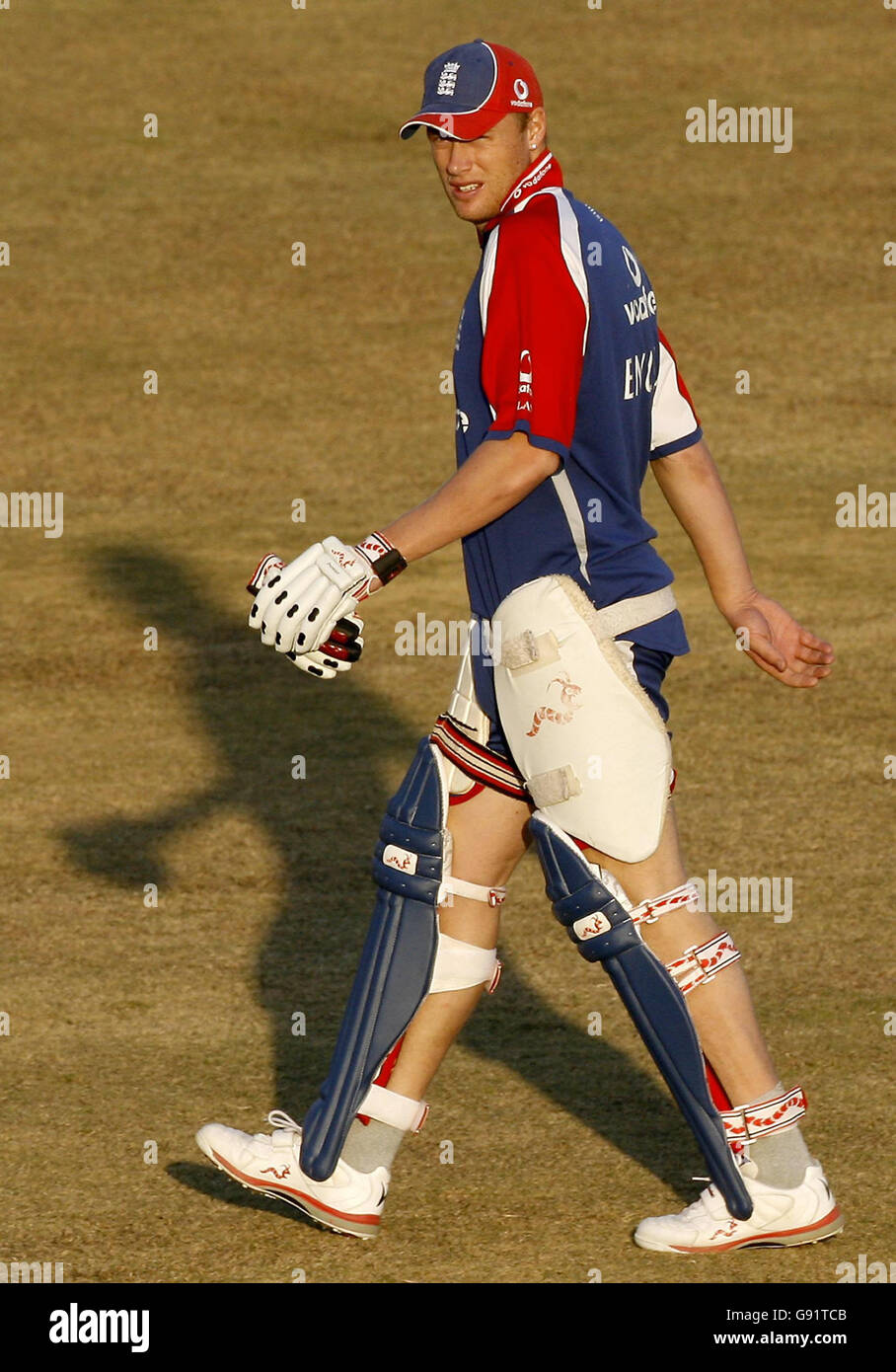 Andrew Flintox, de l'Angleterre, se prépare à battre dans les filets lors d'une séance d'entraînement au stade Rawalpindi, au Pakistan, le samedi 17 décembre 2005, avant leur quatrième internationale d'une journée contre le Pakistan, lundi. APPUYEZ SUR ASSOCIATION photo. Le crédit photo doit se lire comme suit : Gareth Copley/PA. Banque D'Images