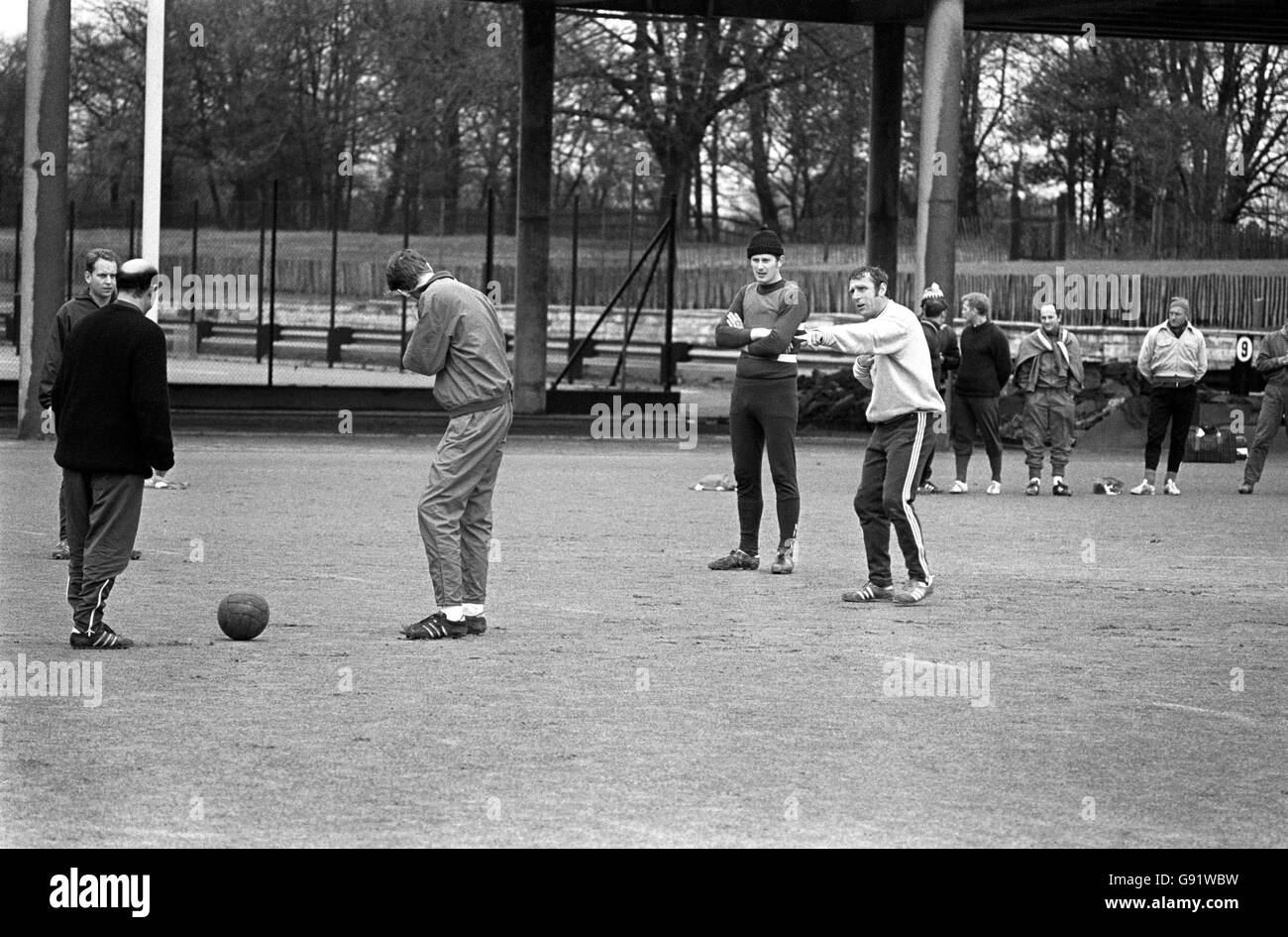 Anglais FA coach et Manager de Cape Town FC (Afrique du Sud), Frank Lord, instruit les entraîneurs scandinaves lors d'un cours dirigé par Allen Wade (Directeur de l'entraînement pour le FA) Banque D'Images