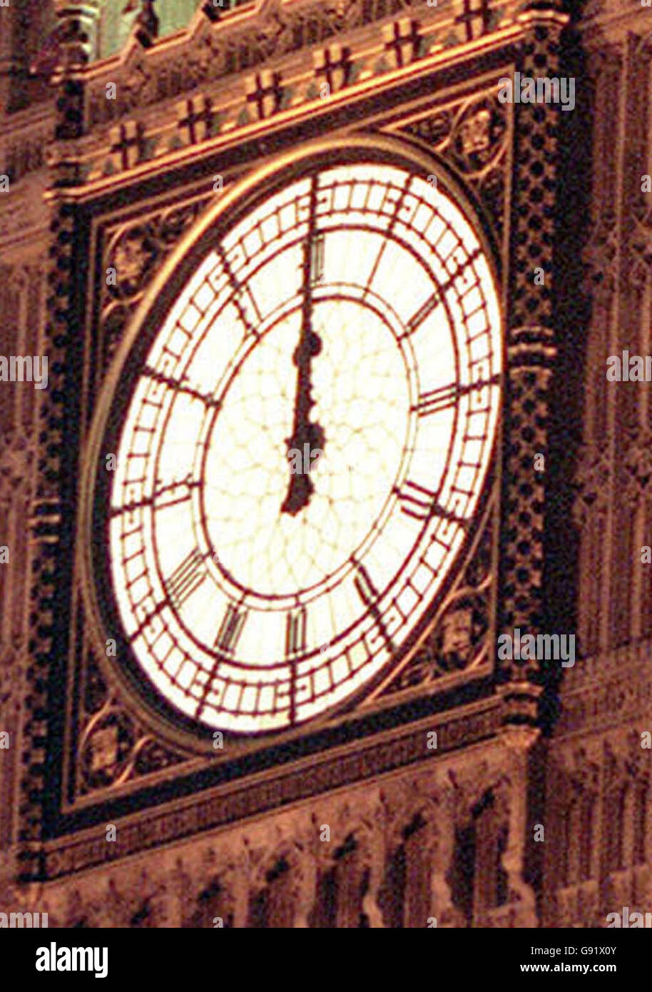 Un fichier image de Big Ben, au coup de minuit, à Londres, plus de 1,000 entreprises auront le droit d'ouvrir 24 heures sur 24 lorsque les nouvelles lois sur les licences entreront en vigueur ce soir à minuit, voir PA Story POLITICS Licensing. PHOTO DE L'ASSOCIATION DE PRESSE photo le crédit photo doit être lu par Peter Jordan/PA Banque D'Images