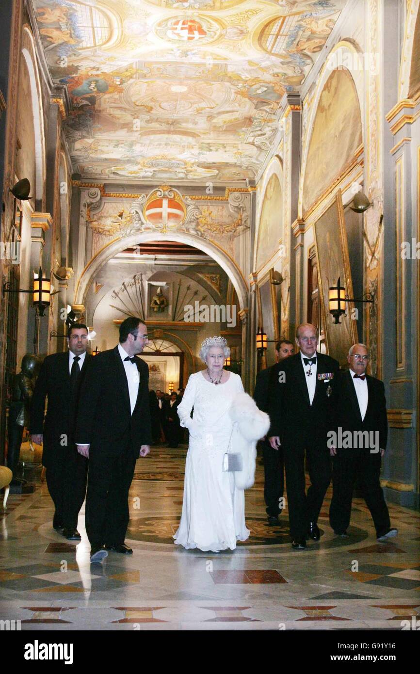 Image - La reine Elizabeth II visite à Malte Banque D'Images