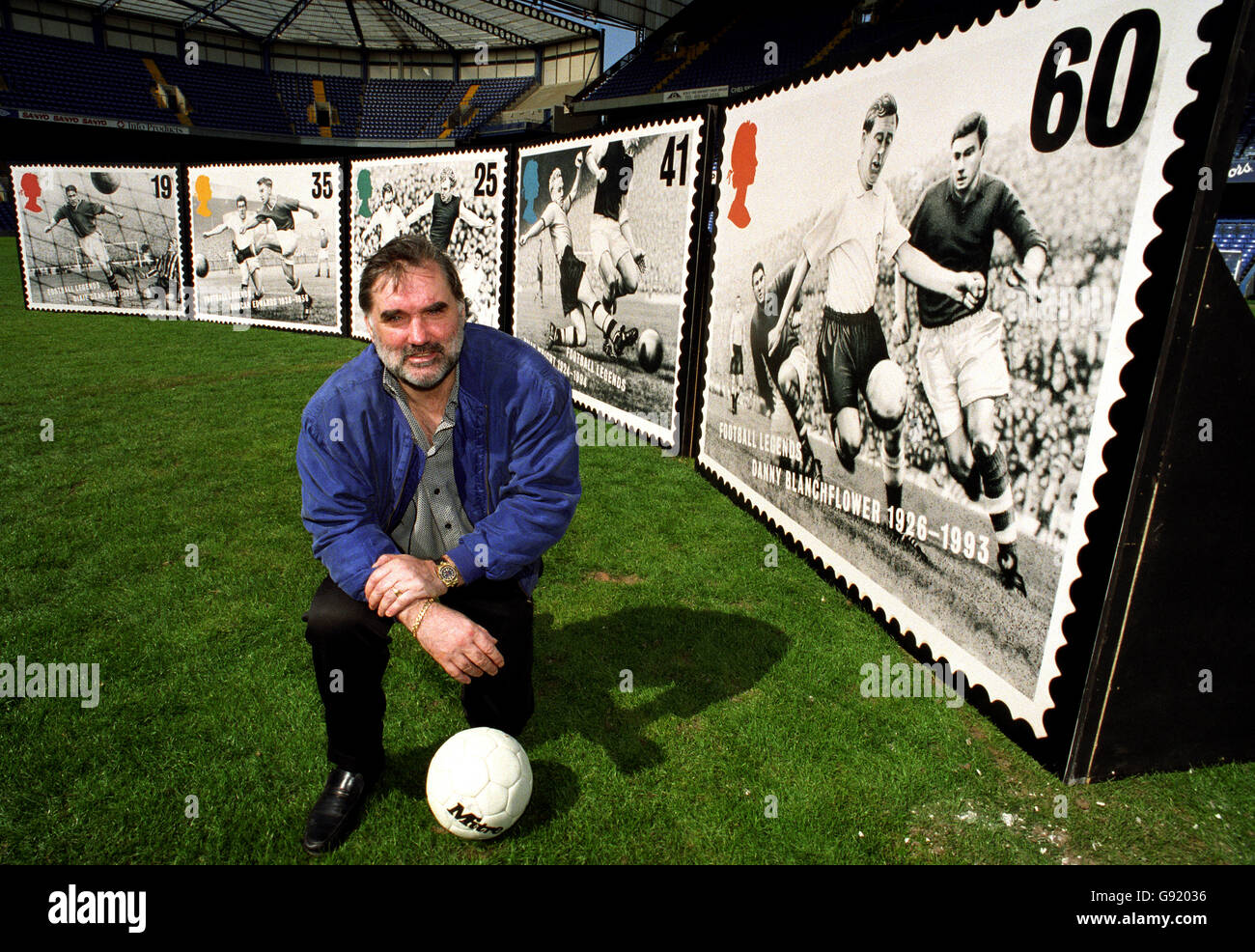 George Best, qui a été élu meilleur footballeur britannique de tous les temps, a organisé dans un sondage des timbres du Royal Mail pour marquer les championnats Euro 96. Banque D'Images