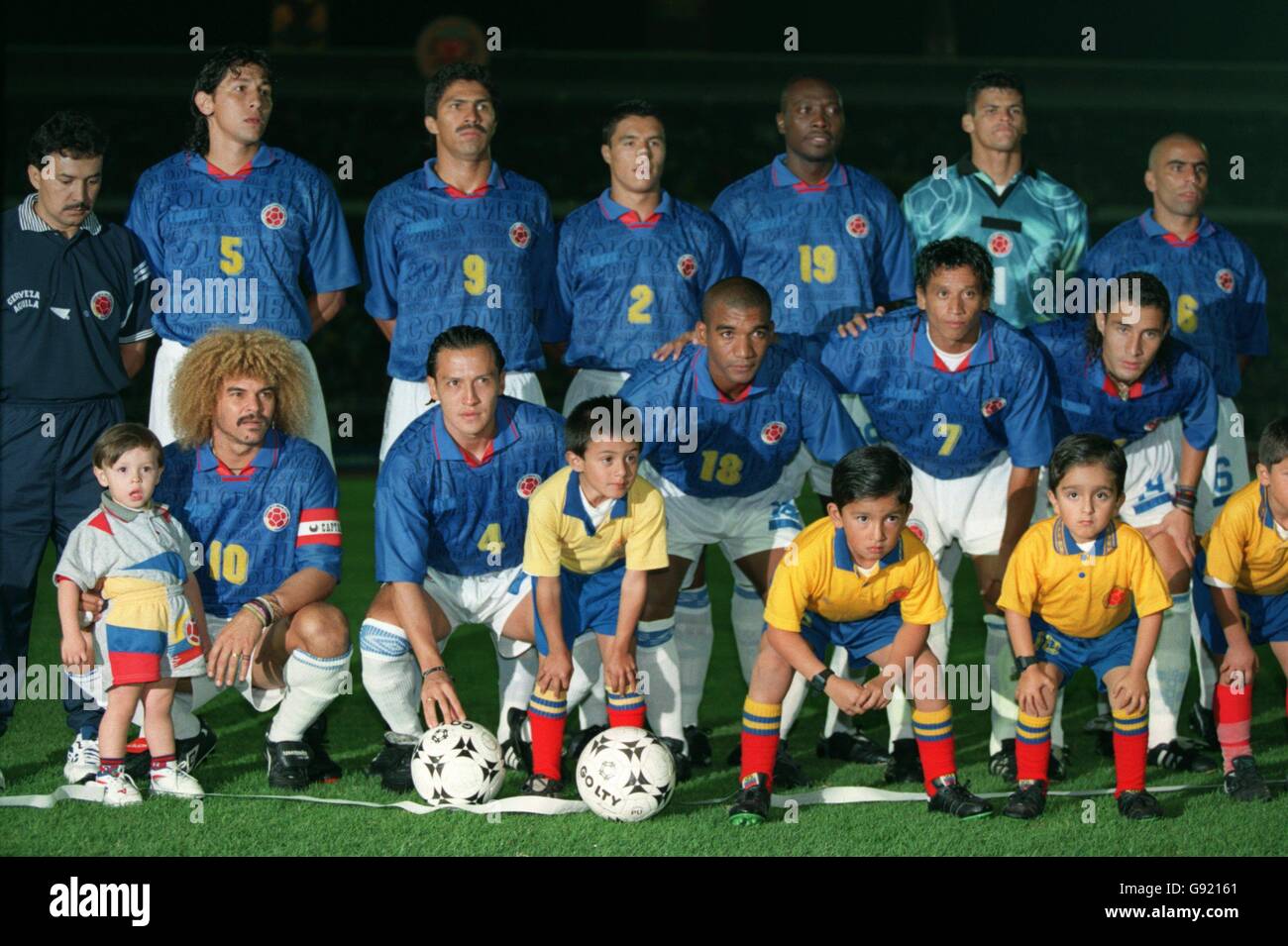 L'équipe colombienne (rangée arrière, de gauche à droite) Estadio 'El Campin' Nemesio Camacho, Jorge Bermudez, Alex Comas, Ivan Cordoba, Freddy Rincon, Migul Calero, Mauricio Serna (deuxième rangée, de gauche à droite) Carlos Valderrama, José Santa, Wilson Perez, Antony de Avila, Jorge Bolano (première rangée) Mascottes pour jeunes équipes Banque D'Images