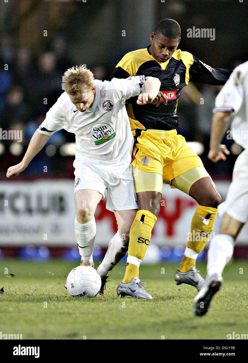 Jamie Pitman (L) de Hereford se porte aux nez du Bramble de Stockport lors du deuxième match de la FA Challenge Cup à Edgar Street Athletic Ground, Hereford, le samedi 3 décembre 2005.APPUYEZ SUR ASSOCIATION photo.Le crédit photo devrait se lire: Malcolm Couzens/PA.. Banque D'Images