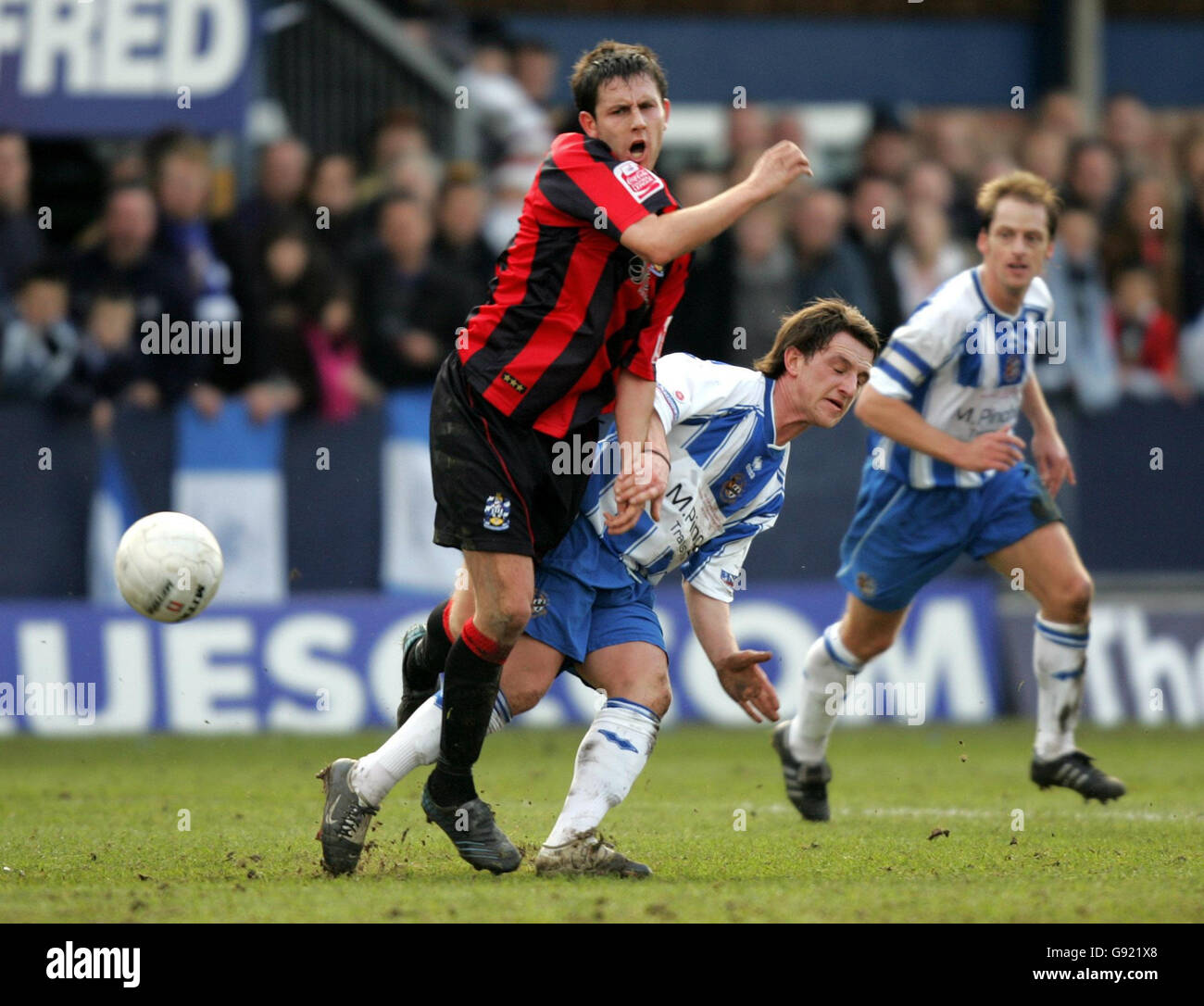 Mark Hudson (L) de HUDDERSFIELD est affronté par Tom Warmer de Worcester lors du deuxième tour de la coupe FA au club de football de Worcester City, Worcester, dimanche 4 décembre 2005. APPUYEZ SUR ASSOCIATION photo. Le crédit photo devrait se lire : David Davies/PA. PAS D'UTILISATION DU SITE WEB DU CLUB OFFICIEUX. Banque D'Images Mark Hudson (L) de HUDDERSFIELD est affronté par Tom Warmer de Worcester lors du deuxième tour de la coupe FA au club de football de Worcester City, Worcester, dimanche 4 décembre 2005. APPUYEZ SUR ASSOCIATION photo. Le crédit photo devrait se lire : David Davies/PA. PAS D'UTILISATION DU SITE WEB DU CLUB OFFICIEUX. Banque D'Images