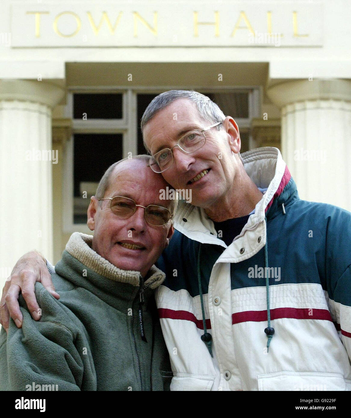 Alan Bond et Derek Peacock posent pour des photographes à l'extérieur de la mairie de Brighton, dans l'est du Sussex, le lundi 5 décembre 2005, après avoir enregistré leur intention de former un partenariat civil plus tard dans le mois. Entre 800 et 1,000 couples devraient s'inscrire aujourd'hui. Westminster a déjà 20 cérémonies réservées pour décembre 21. L'un des quartiers les plus occupés se trouve peut-être sur la côte sud, où le conseil municipal de Brighton et Hove indique qu'il dispose déjà de 510 réservations provisoires. Voir PA Story SOCIAL Partnership. APPUYEZ SUR ASSOCIATION photo. Le crédit photo devrait se lire comme suit : Gareth Fuller/PA Banque D'Images