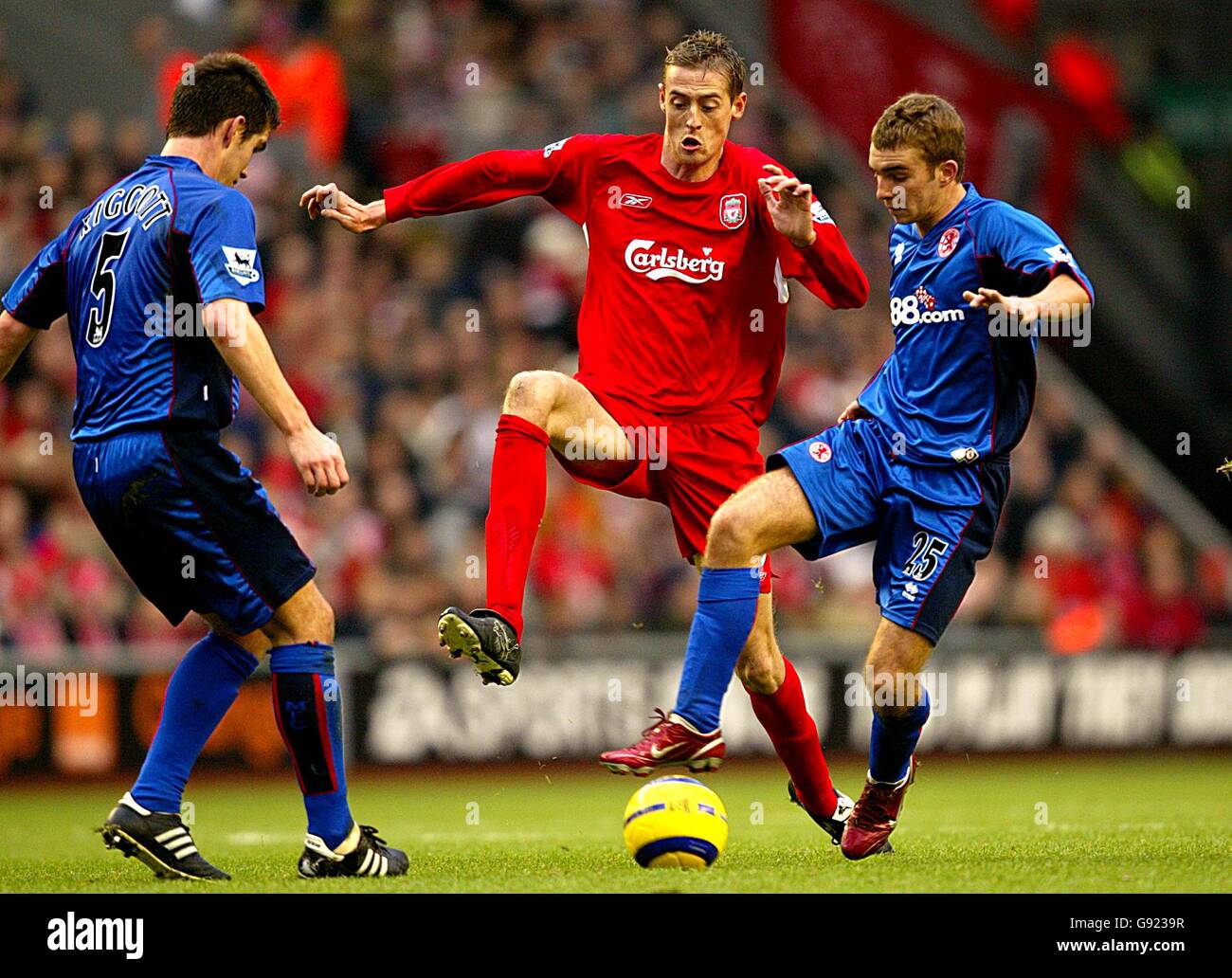 Soccer - FA Barclays Premiership - Liverpool et Middlesbrough - Anfield.Peter Crouch de Liverpool (c) et Chris Riggott de Middlesbrough (l) et James Morrison (r) Banque D'Images Soccer - FA Barclays Premiership - Liverpool et Middlesbrough - Anfield.Peter Crouch de Liverpool (c) et Chris Riggott de Middlesbrough (l) et James Morrison (r) Banque D'Images